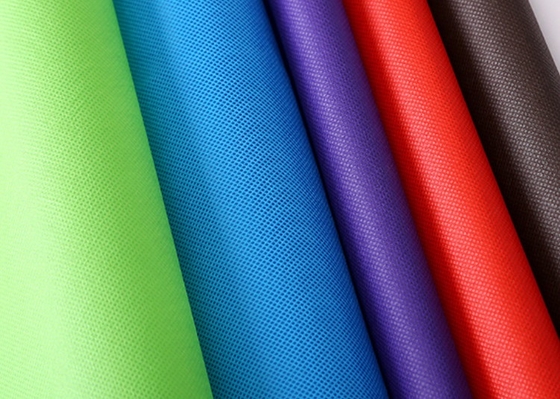 acheter La largeur non-tissée extérieure du tissu 10cm-320cm de la couche-culotte 20GSM pp Spunbond colorée gravent en refief online manufacture